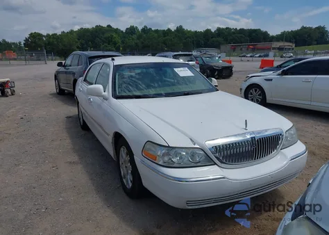 2009 Lincoln Town Car Signature Limited from USA, damaged, VIN 2LNHM82V79X631577